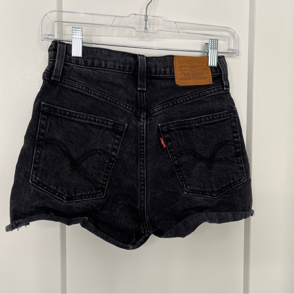 Levi’s Ribcage Shorta - Picture 3 of 5